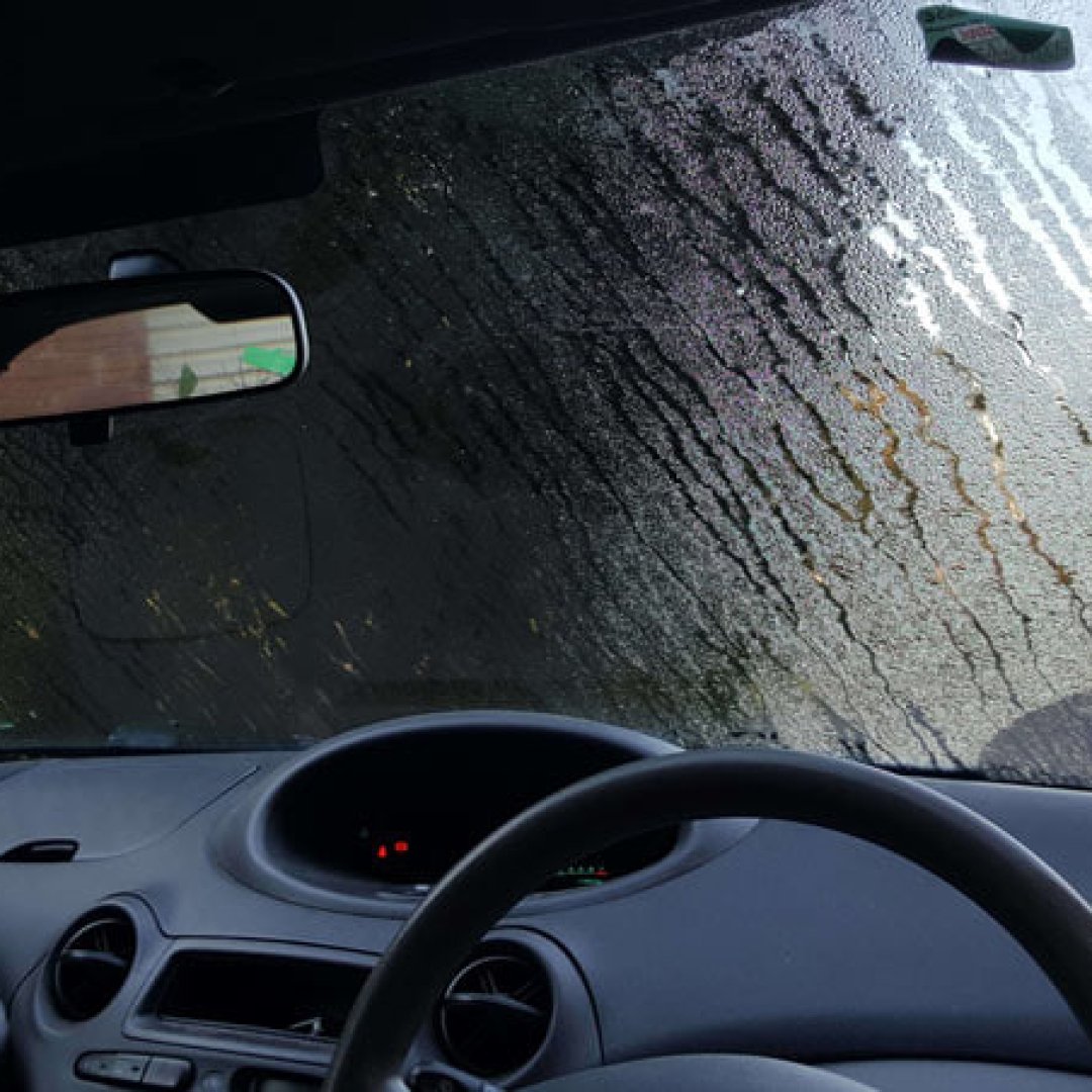 Что делать, если потеет стекло в машине?