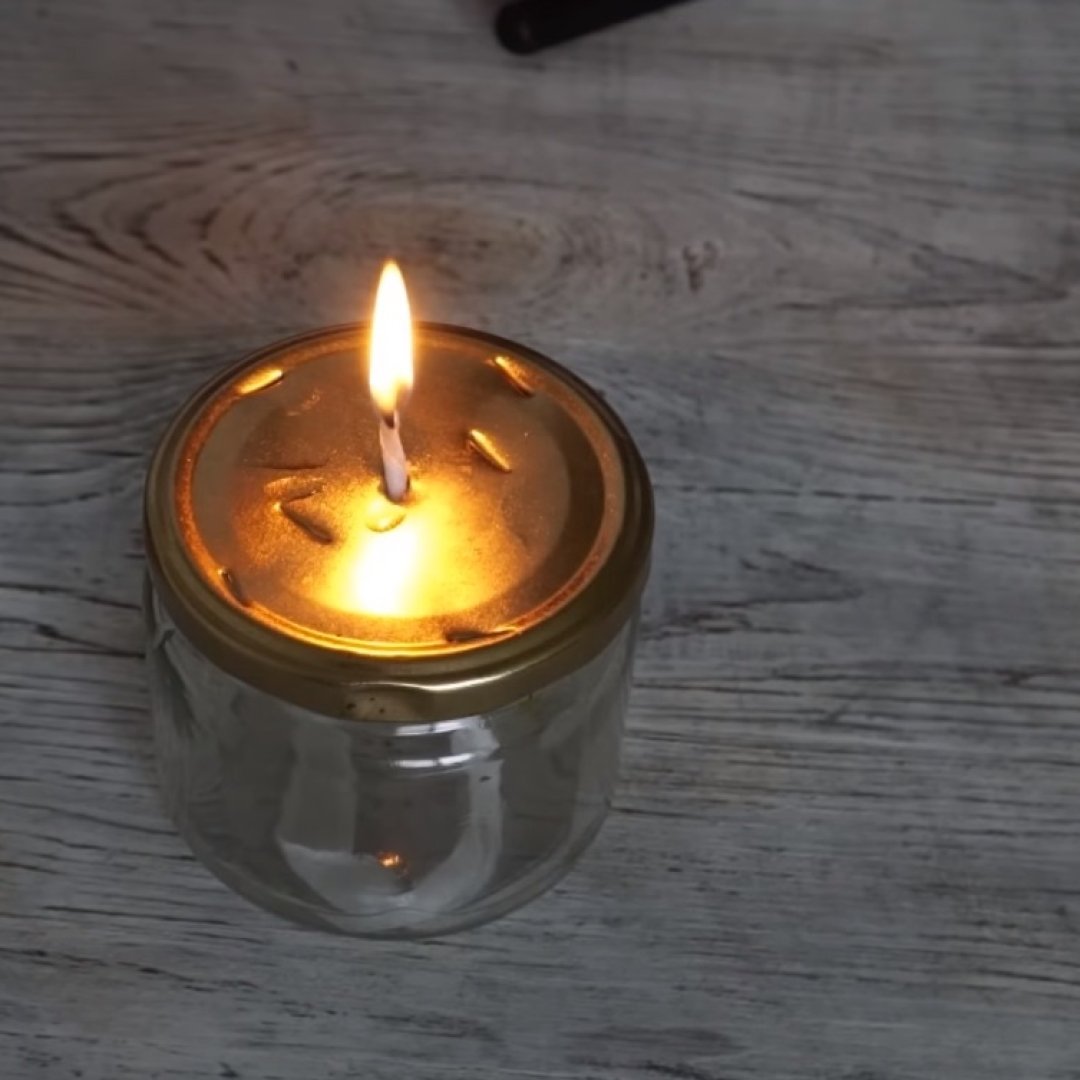 Горит долго, а делается за несколько минут: как сделать окопную свечу дома