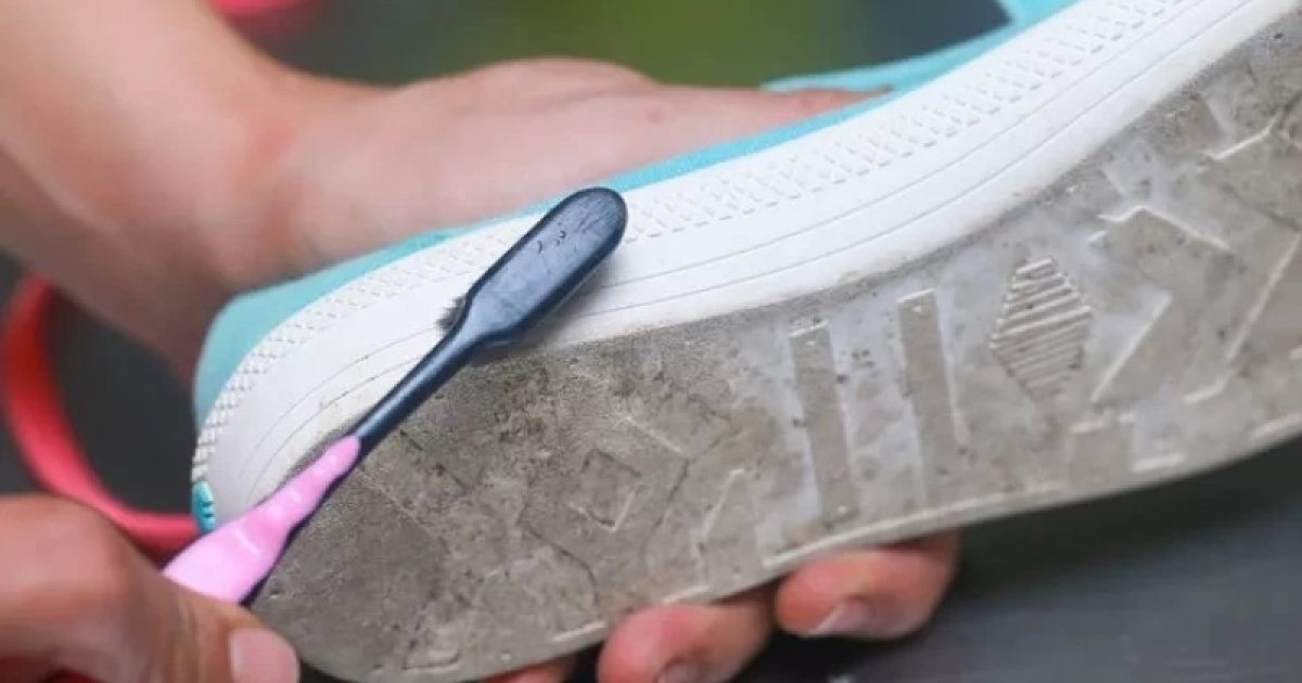 Чем убрать на подошве черные полосы. Подошва кроссовок. Черные полосы от обуви. Чистка кроссовок. Подошва черные полосы.