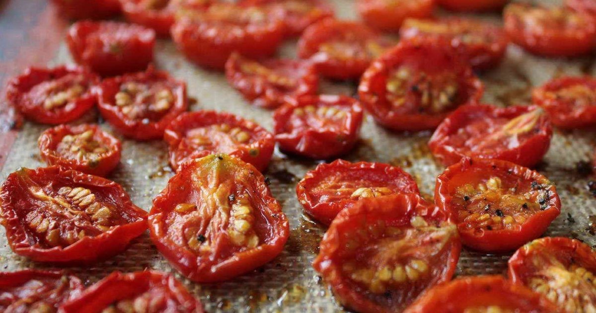 Грильовані в'ялені помідори з моцареллою та бальзамічним соусом