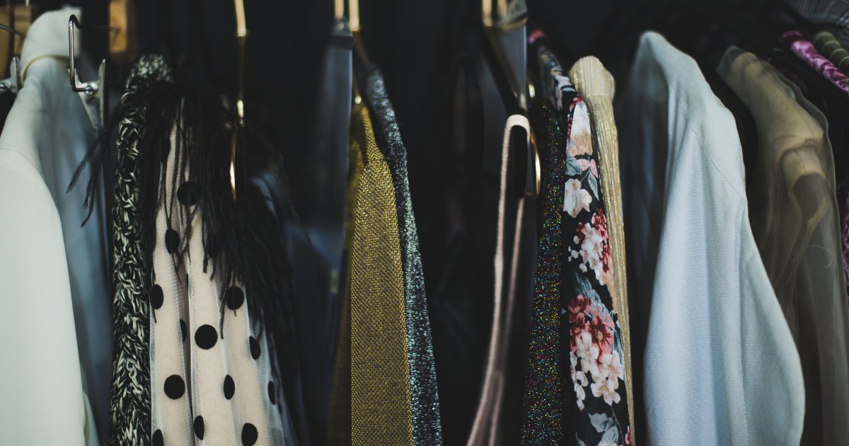 Куча вещей. Что говорят когда отдают свои вещи?. Можно ли отдавать старые вещи чужим. Можно ли отдавать старые вещи чужим. Сбор одежды объявление.