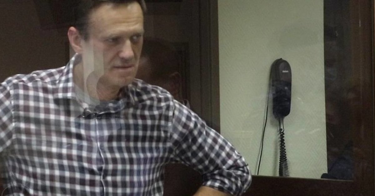 Почему навальная не навещала мужа. Навальный решение суда. Навальный в клетчатой рубашке.