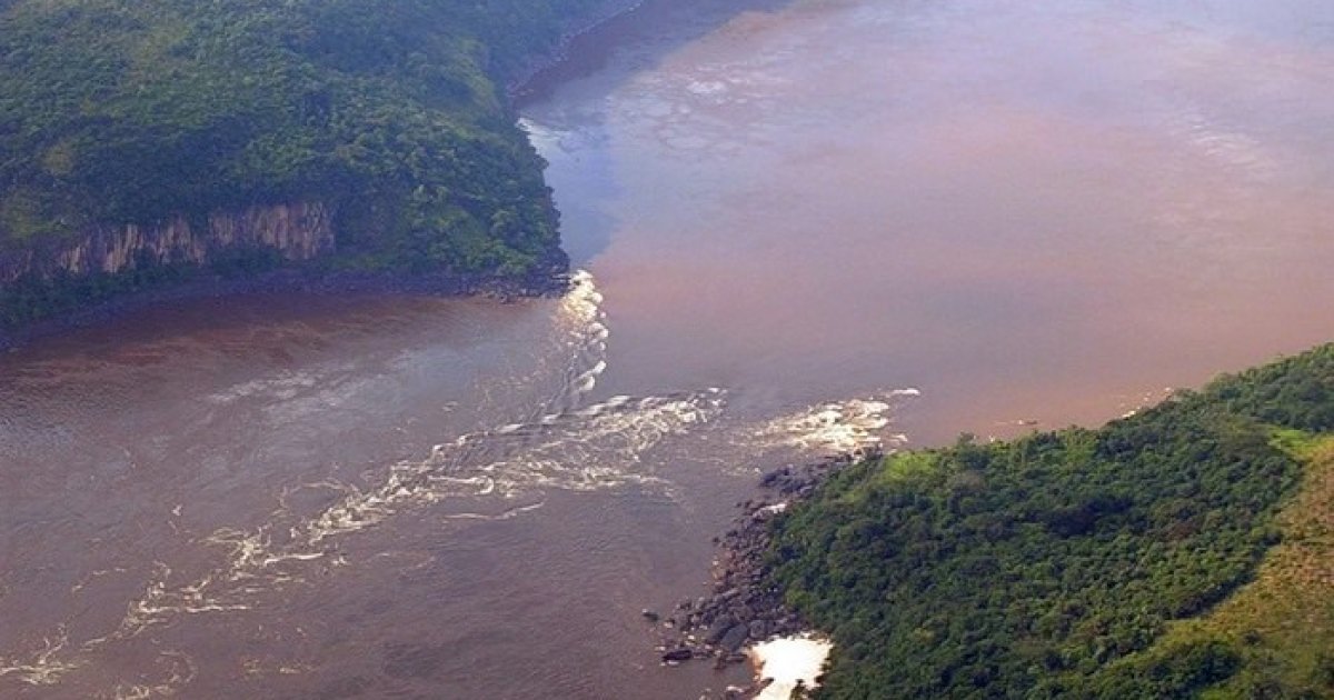 В течение полноводной реки. Река Конго. Река Конго в Африке. Самая глубокая река в мире Конго. Самая полноводная река в мире — Конго.