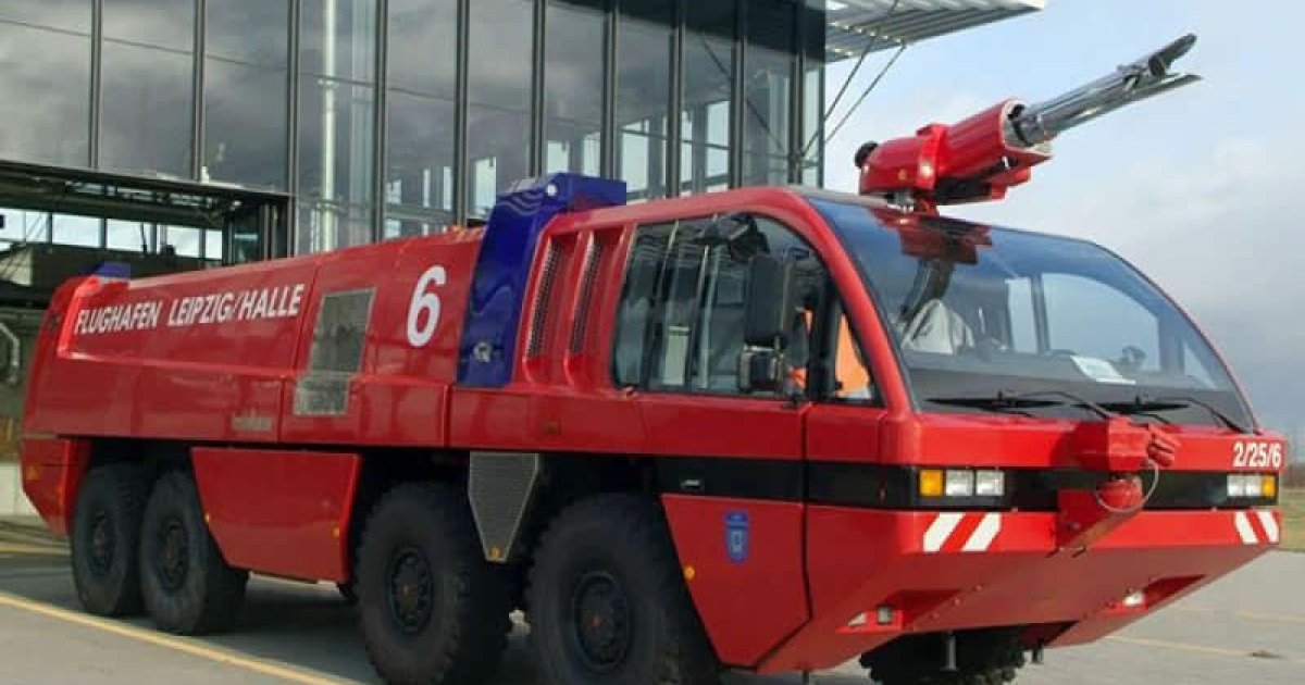 Пожарные автомобили делятся. Аэродромный пожарный автомобиль Rosenbauer. Аэродромная пожарная машина Rosenbauer. Аэродромный пожарный автомобиль Rosenbauer 8x8 1 50. Пожарная машина Rosenbauer Panther 1 50.