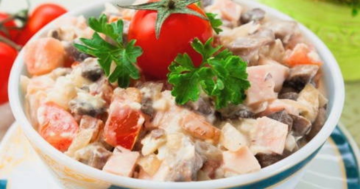 Теплый салат со свининой и овощами