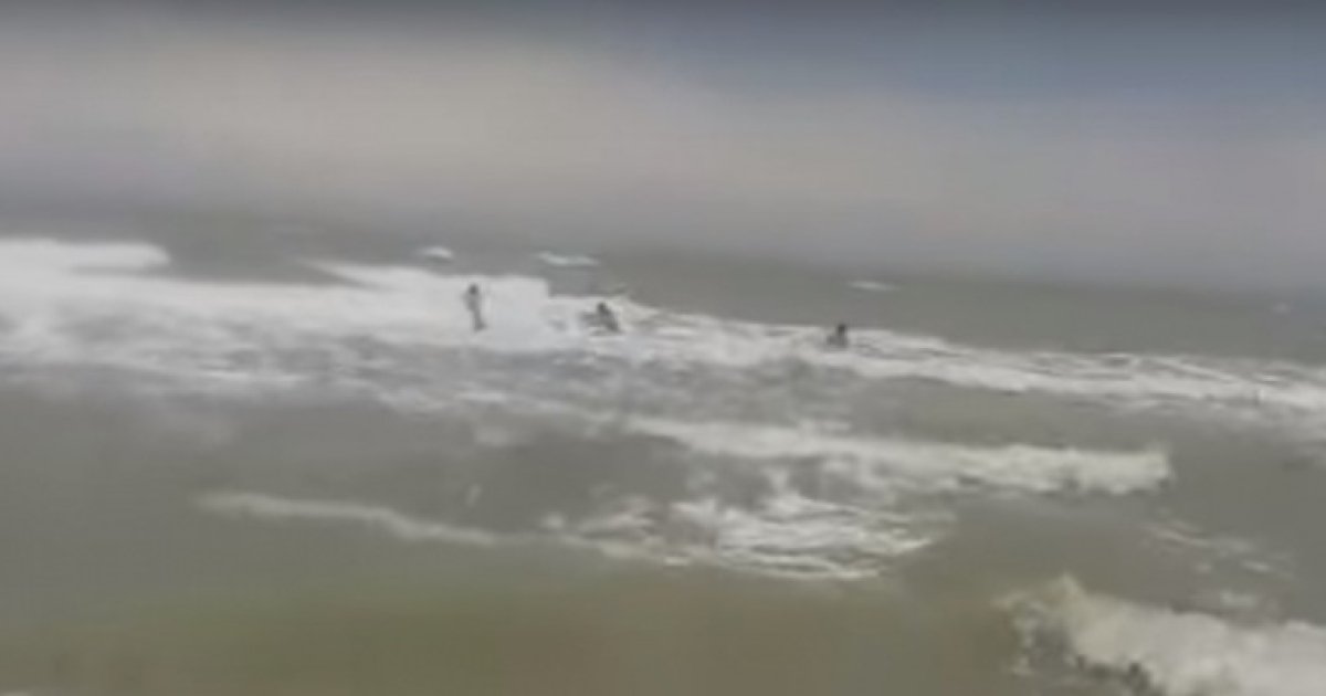 азовское море штормит. шторм на азовском море сейчас. шторм тамань. шторм в кучугурах. кирилловка азовское море фото пляжей 2021 год.