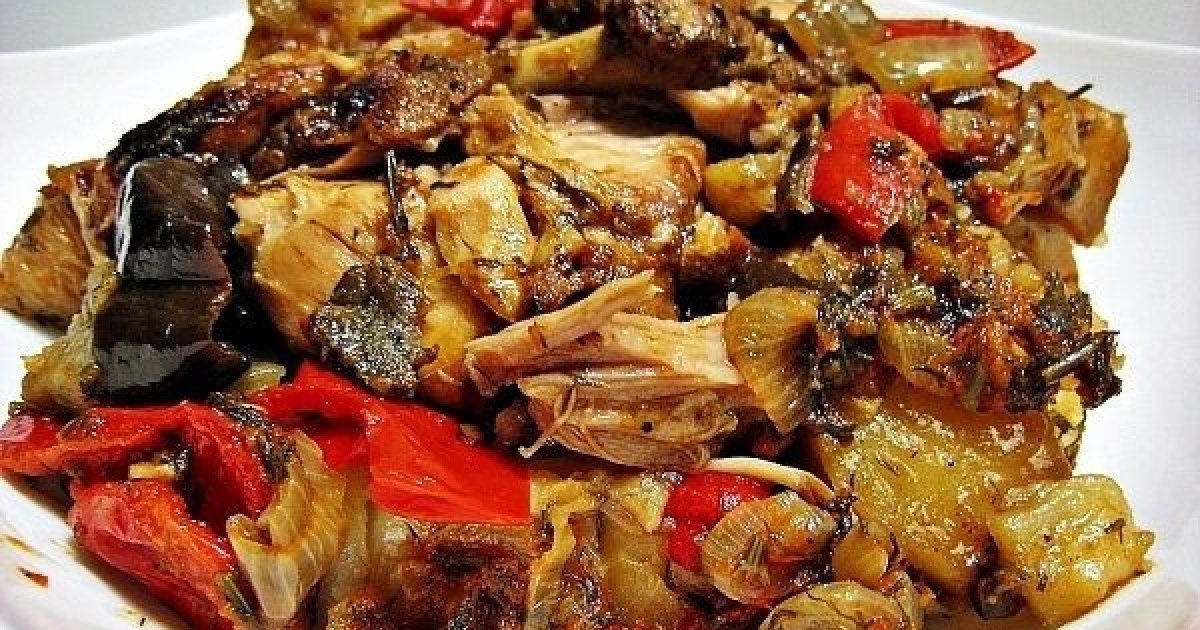 Баклажаны курам. Курица с баклажанами и помидорами. Курица тушеная с баклажанами. Блюда из курицы и баклажанов. Блюда с курицей и баклажаном.