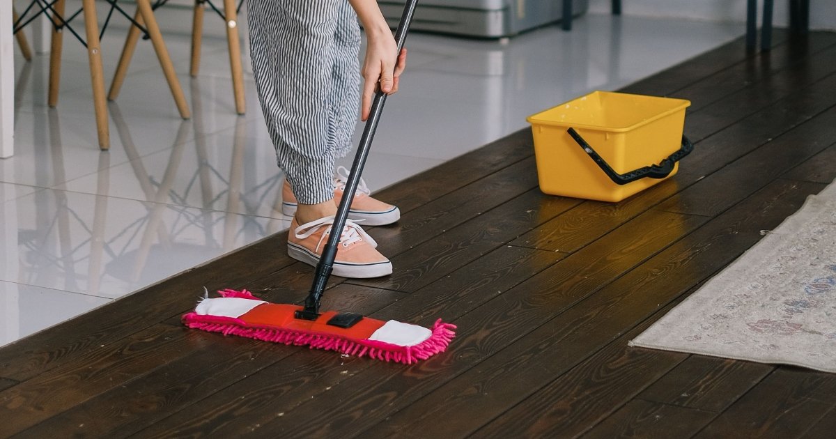 Как помыть пол, не оставляя следов - лайфхак с пищевой содой - Телеграф