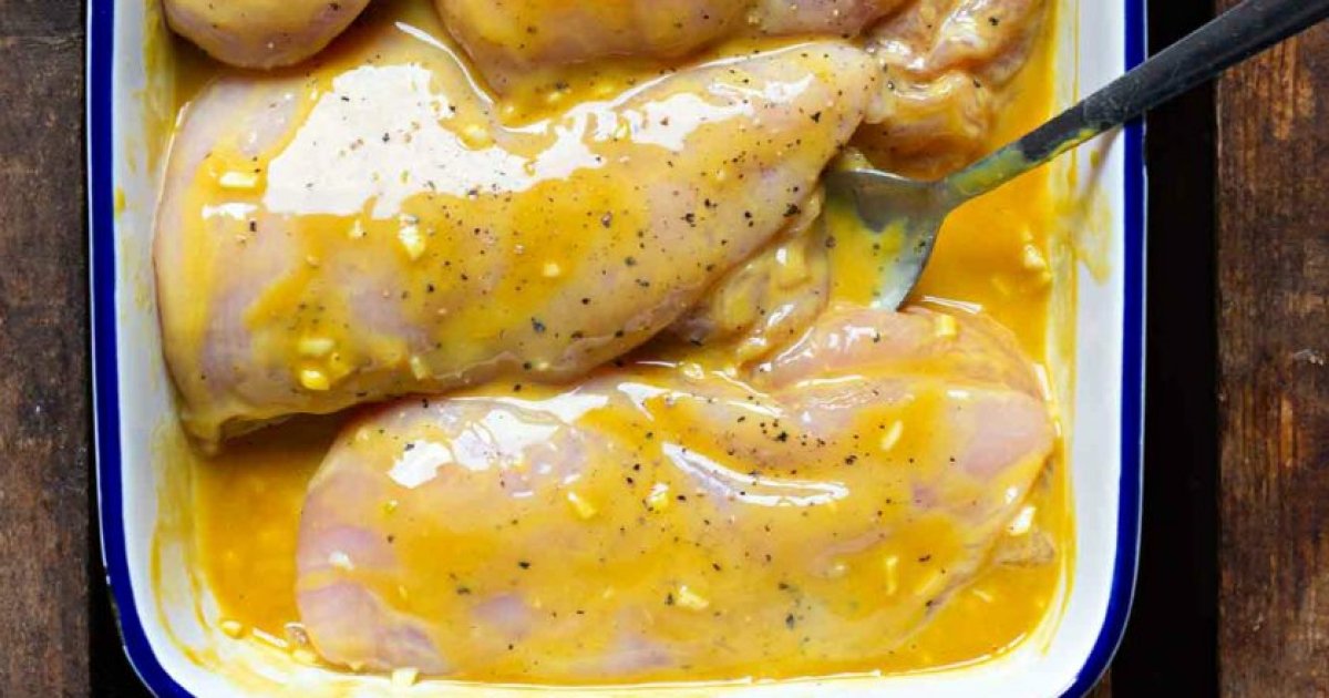 Рецепт курицы горчица мед. Куриное филе в горчичном соусе. Куриная грудка с горчицей. Филе в горчичном маринаде. Курица маринованная в горчице.