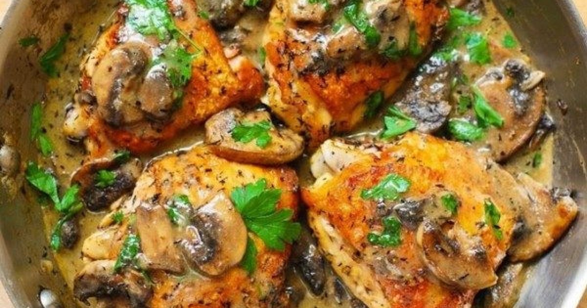 Бедра вкусно. Куриное бедро с грибами. Куриные бедрышки в сливочном соусе. Куриные бедра в сливочном соусе. Бедрышки с шампиньонами на сковороде.