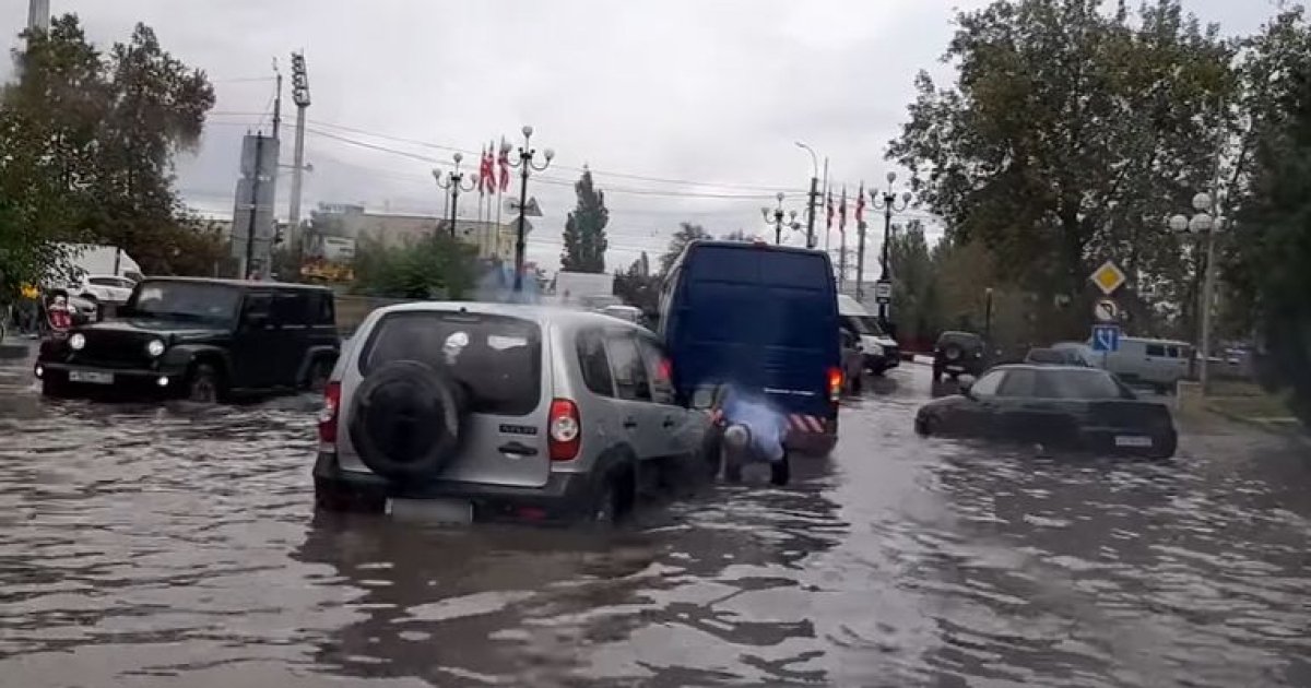 Севастополь затопило. Наводнение в Крыму и Краснодарском крае в 2021. Затопило Севастополь 2020. Затопление танковое Крым. Ливень в Крыму 04 07 2021.