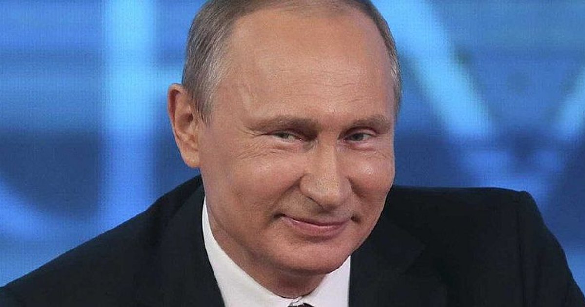 Путин сидит фото