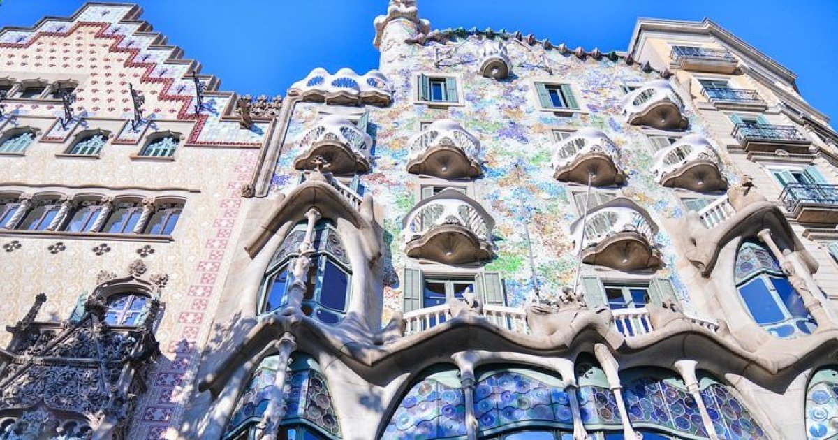 Творения гауди. Испания архитектура Гауди. Испания Архитектор Гауди. Барселона Архитектор Антонио Гауди. Барселона архитектура Гауди дом.