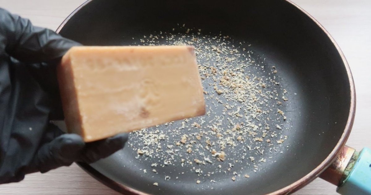 Как убрать нагар на сковороде — простой лайфхак с хозяйственным мылом ...