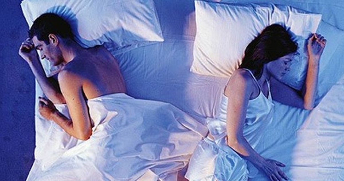 Спящий партнер. Спать по разным сторонам. Спать по разные стороны кровати. По разные стороны кровати. На разных сторонах постели.