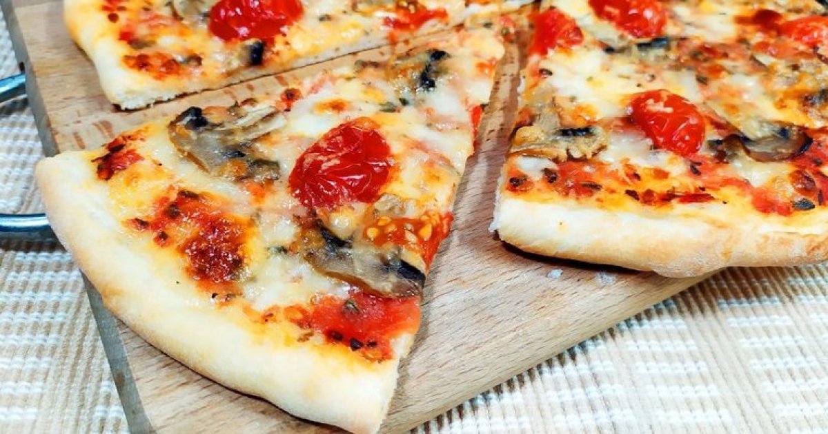 Идеальная домашняя пицца. Пицца домашняя. Вкусное тесто для пиццы. Пицца на тонком тесте. Итальянское тесто для пиццы.