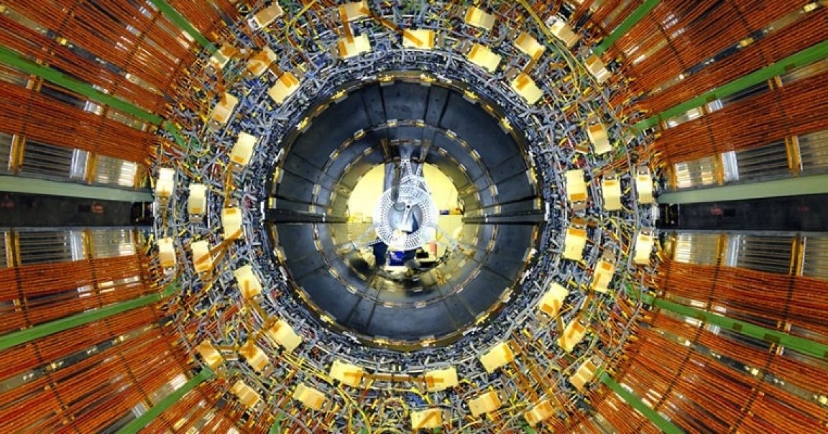 Самая большая частица. Большой адронный коллайдер ЦЕРН. Адронный коллайдер в Женеве. Адронный коллайдер в Швейцарии. Адронный коллайдер 2008.