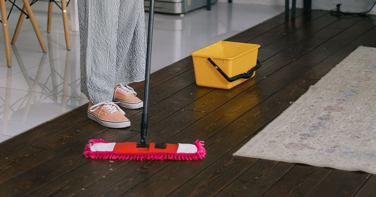 Как помыть ламинатный пол и не оставить разводы - три эффективных ...