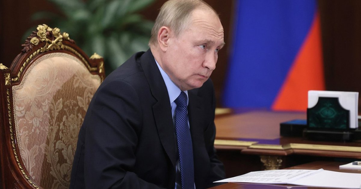 Вік даєтся взнаки? Путін "завис" під час промови (відео)