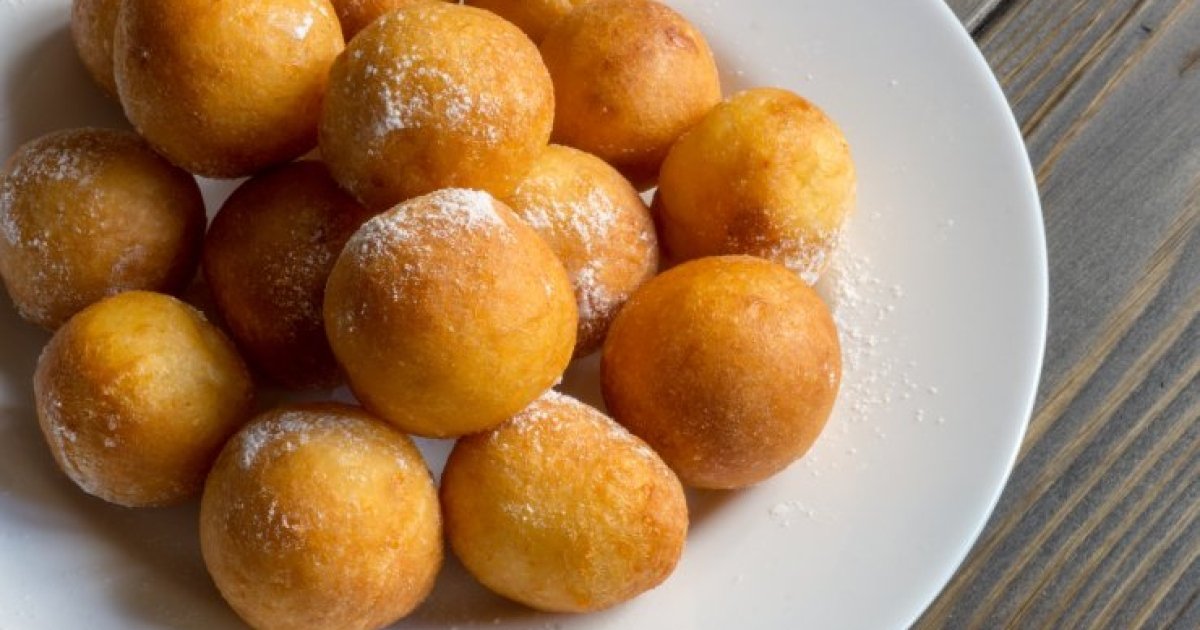 сладкие шарики из сгущенки. творожные шарики со сгущенкой. шарики из сгущенки и сметаны. шарики из сгущенки жареные в масле. творожные шарики со сгущенкой жареные в масле.