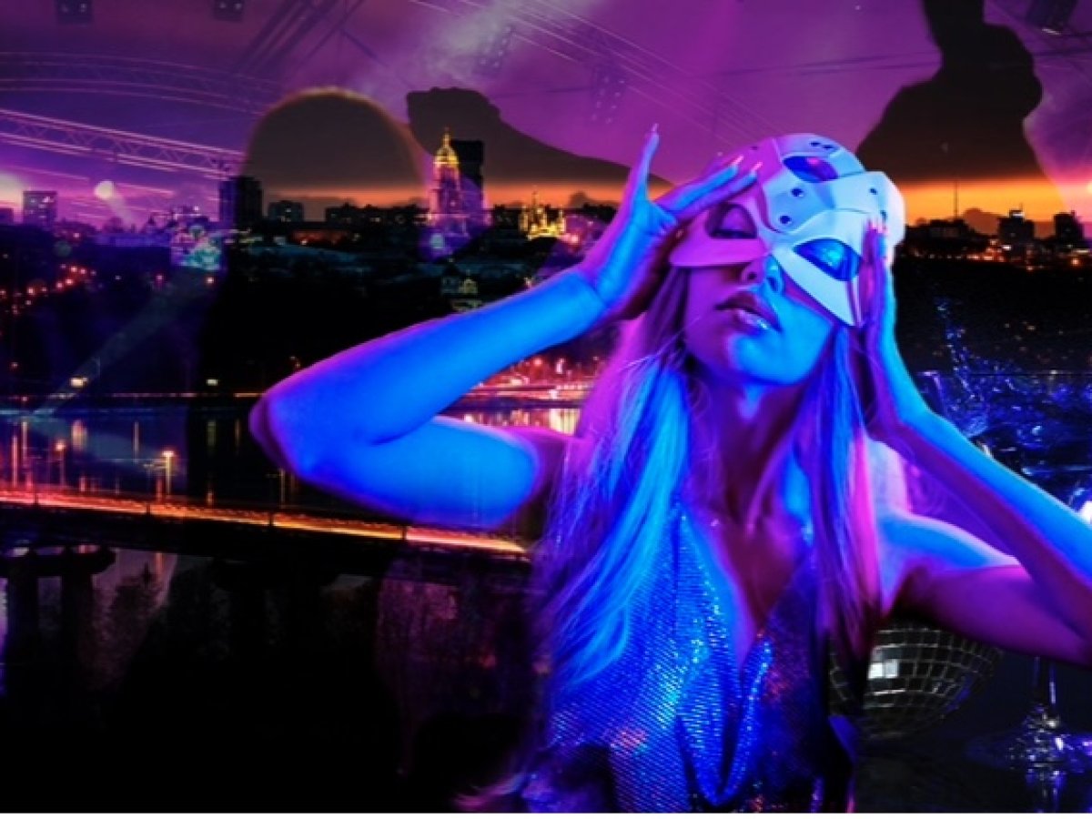 Ол жігіттің аузына спермы жасады.