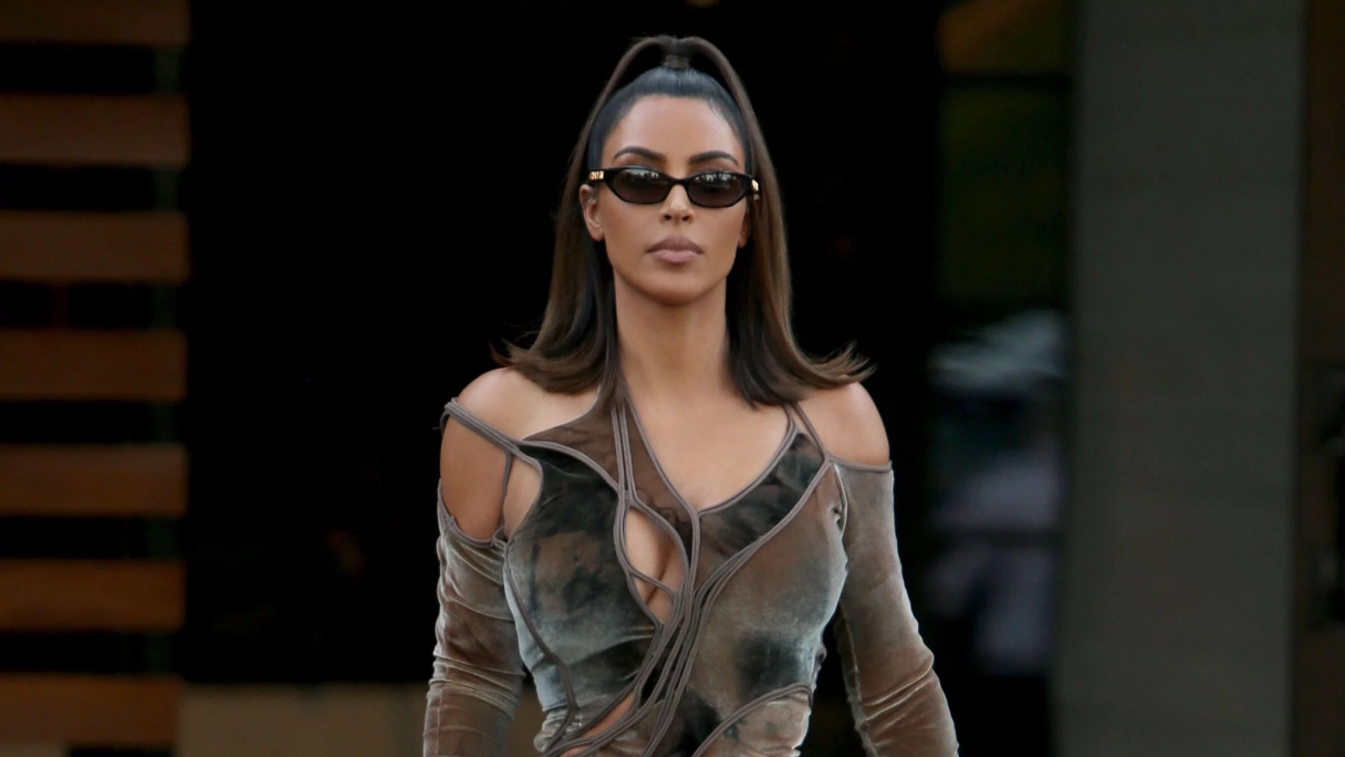 В ультратрендовому фасоні сукні хизується і Кім Кардаш’ян