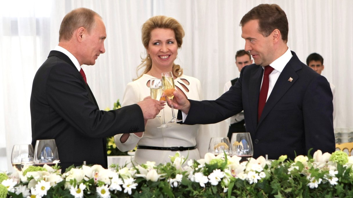 Дмитрий Медведев, его супруга Светлана и диктатор Путин