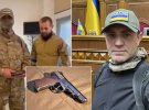 Микола Тищенко у балаклаві отримує нагородну зброю