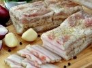 Скільки може зберігатися сало в холодильнику та морозильній камері