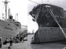 Слева — пассажиры "Адмирала Нахимова" ожидают команды на посадку, лето 1986 года. Справа – балкер "Пётр Васёв" после столкновения