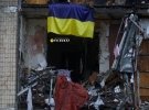 Українській прапор на одній з понівечених квартир