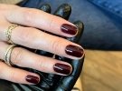 Цвет черешни на ногтях будет смотреться очень изысканно