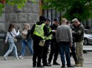 Сотрудники ТЦК вместе с полицией проверяют документы