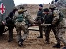 Раненого бойца эвакуировать достаточно тяжело