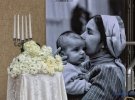 Цветы у портрета погибших