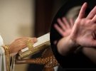 Насиловавший малолетнюю дочь священник из Одесской области сбежал от тюрьмы в армию — СМИ