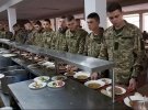 Бойцы ВСУ в столовой