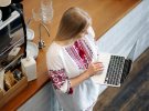 Дівчина у вишиванці