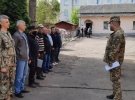 Военнообязаннім продолжают вручать повестки