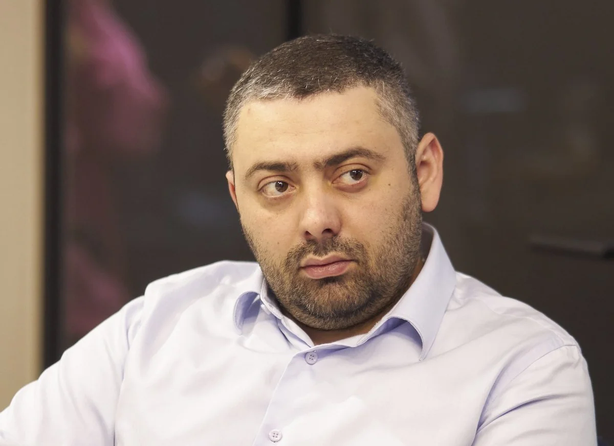 Helsi, Самвел Акобян
