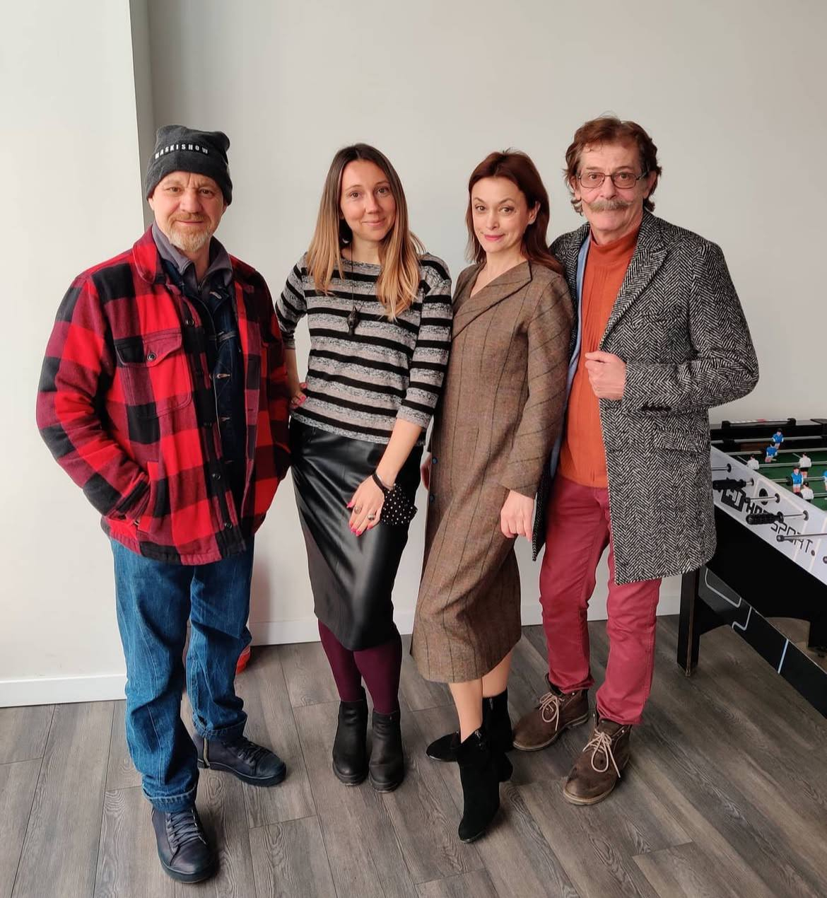 Шұлық пен биік өкшелі туфлидегі қызметші қыздардың порно видеолары