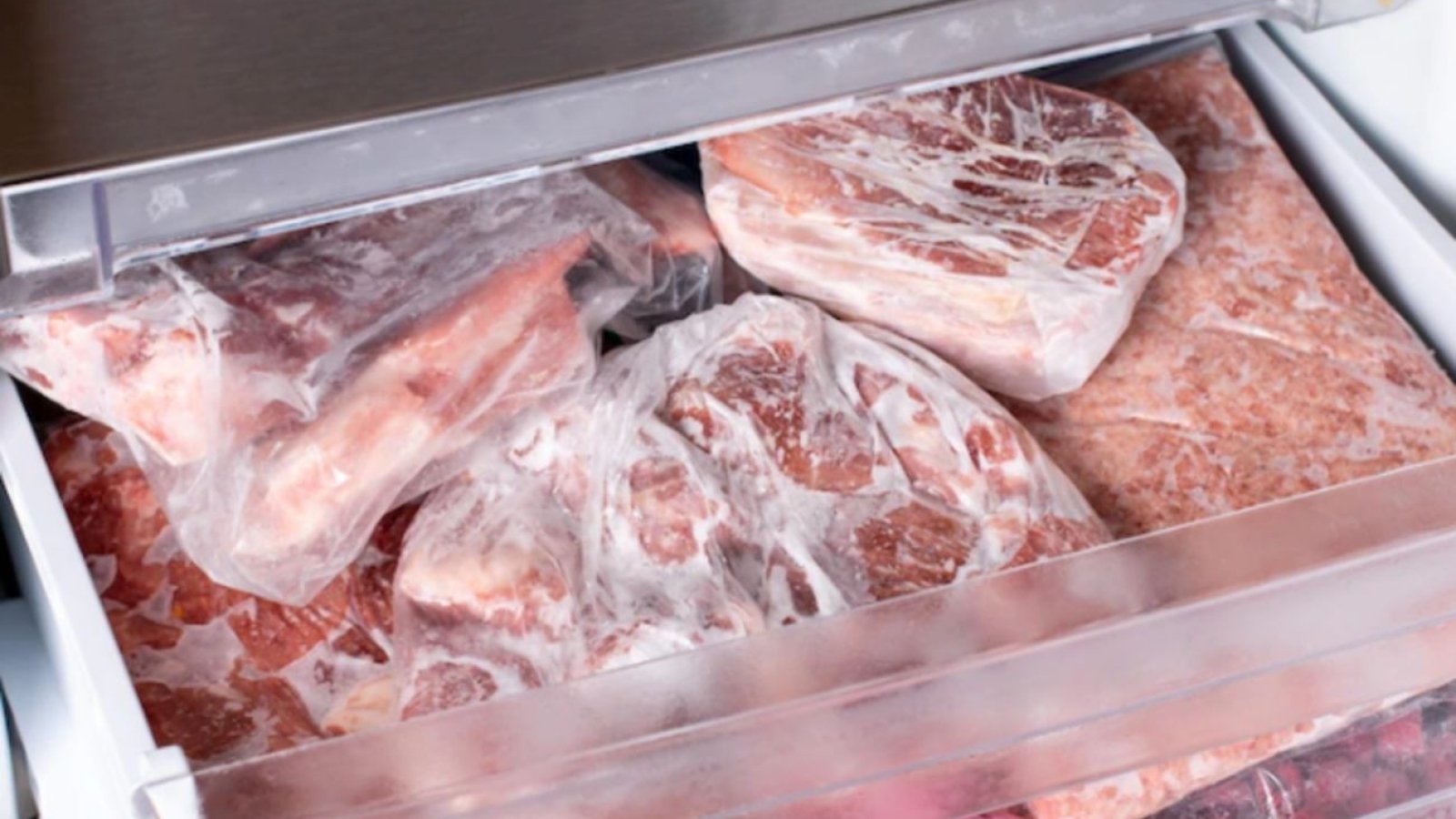 Разморозить мясо в горячей воде. Холодильник для мяса. Морозильная камера для мяса. Камера для размораживания мяса.