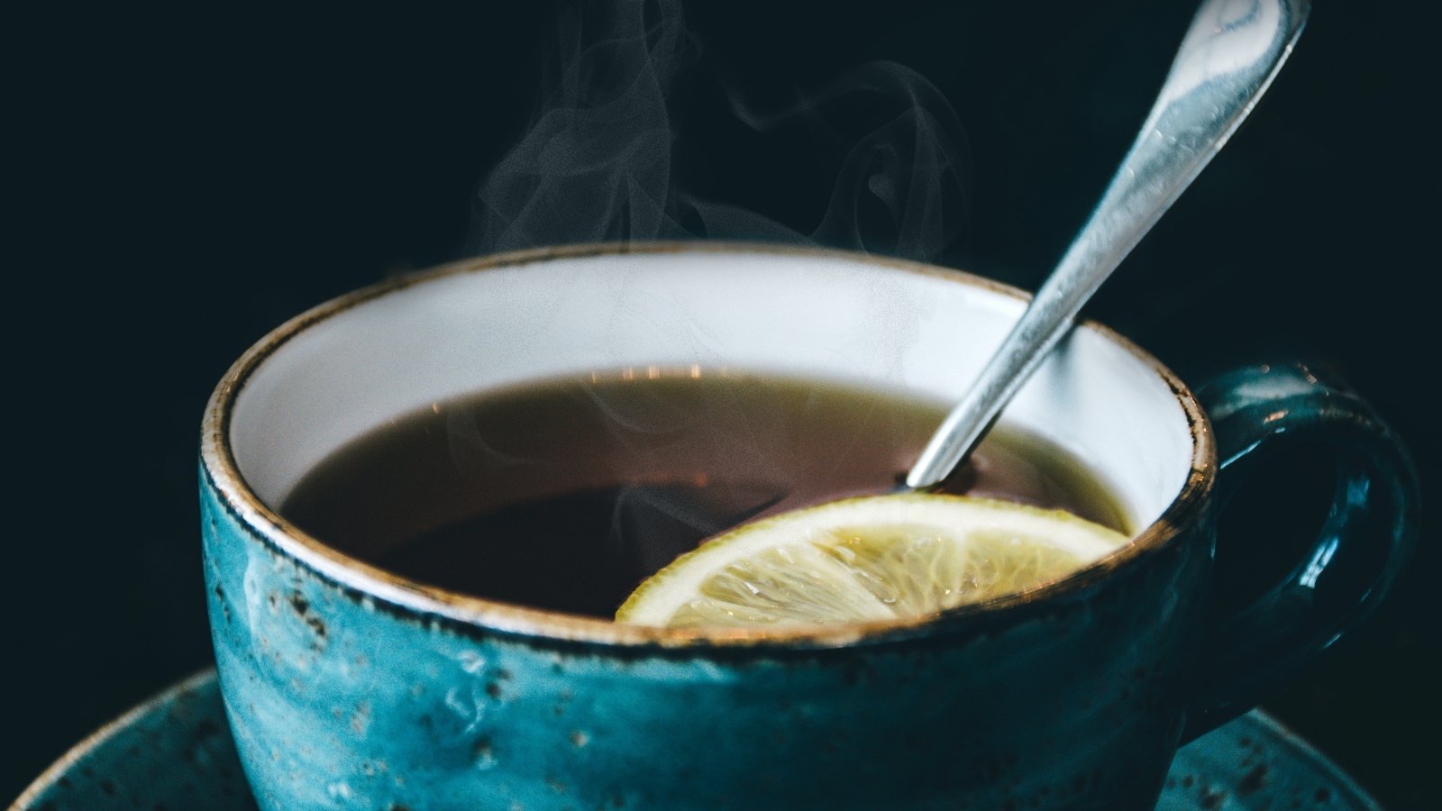 Нельзя пить чай с ложкой в кружке: примета и ее значение