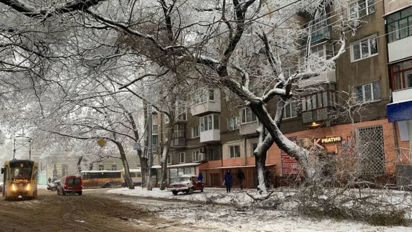 Руки вверх в окно снегопад