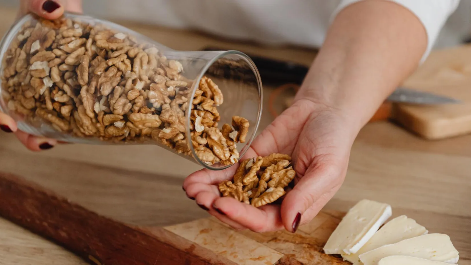 Как очистить грецкий орех от скорлупы