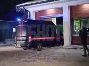 На место убийства продолжают съезжаться следователи