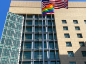 Флаг ЛГБТ-сообщества перед посольством США в России