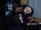 Ребенок спит в укрытии во время тревоги