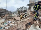 Спасатели разбирают завалы