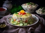 Рисовый салат с тунцом, яйцами и овощами удивит всех